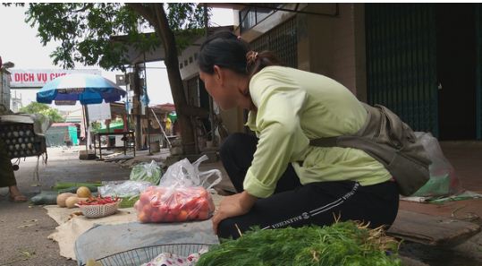 Hiện tại, chị Lợi bán rau mỗi ngày để mưu sinh.