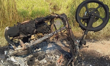 Bực tức vì mẹ yêu 'phi công trẻ', con trai tìm xe máy đốt cháy rụi
