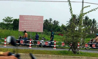 Người đàn ông tử vong trong tư thế treo cổ bên đường
