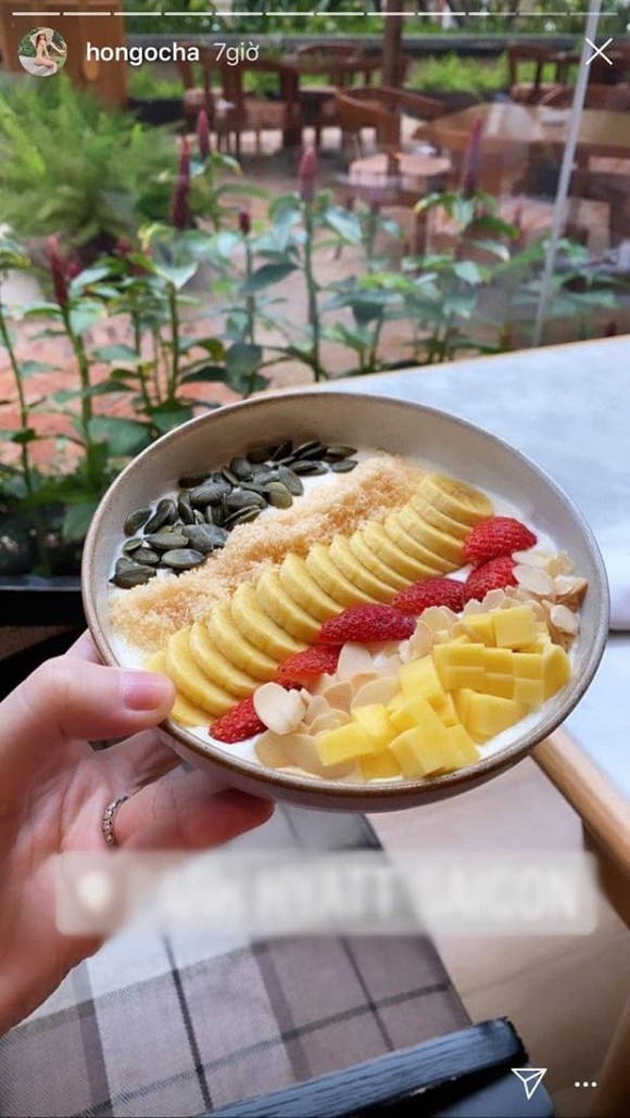 Hà Hồ và Kim Lý đeo nhẫn ở ngón áp út, phải chăng đã bí mật đính hôn?