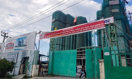 Bỏ thi thể vào cốp xe chở đến bàn giao cho gia đình
