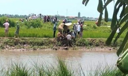 Hai chị em đuối nước khi mò ốc