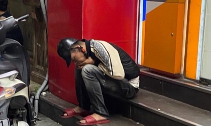 Nam thanh niên bị đánh tơi tả vì sàm sỡ cô gái ở cửa hàng tiện lợi