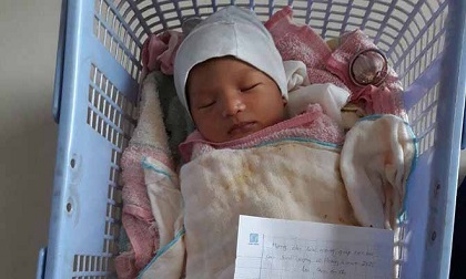 Bé trai 17 ngày tuổi bị bỏ rơi