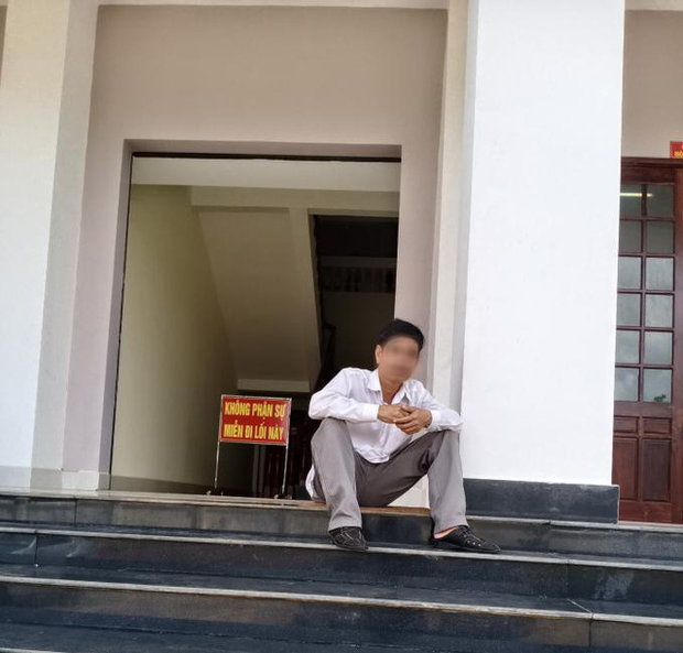 Vụ bị cáo tự tử sau khi bị tuyên 3 năm tù: Nạn nhân uống hết 1 chai thuốc trừ sâu trước khi nhảy lầu tại TAND Bình Phước - 1