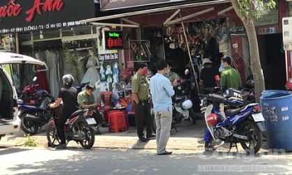 Người đàn ông chết bất thường trong phòng trọ, bên cạnh có máu