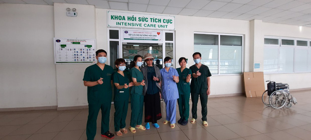 Bác gái bệnh nhân 17 xuất viện về TP.HCM sau gần 3 tháng điều trị Covid-19 - 1