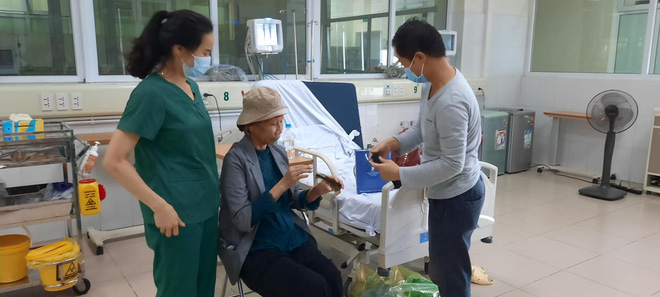 Bác gái bệnh nhân 17 xuất viện về TP.HCM sau gần 3 tháng điều trị Covid-19 - 2