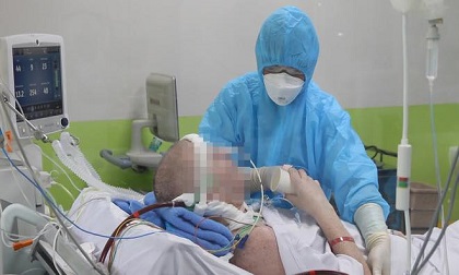 Tin mới nhất về sức khỏe phi công Anh: Tỉnh táo, phổi phục hồi gần 60%