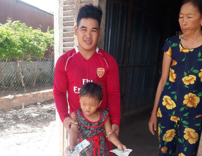 Bé gái 6 tuổi bị cha đánh đập, giẫm đạp dã man đã có nơi ở tạm - Ảnh 2.