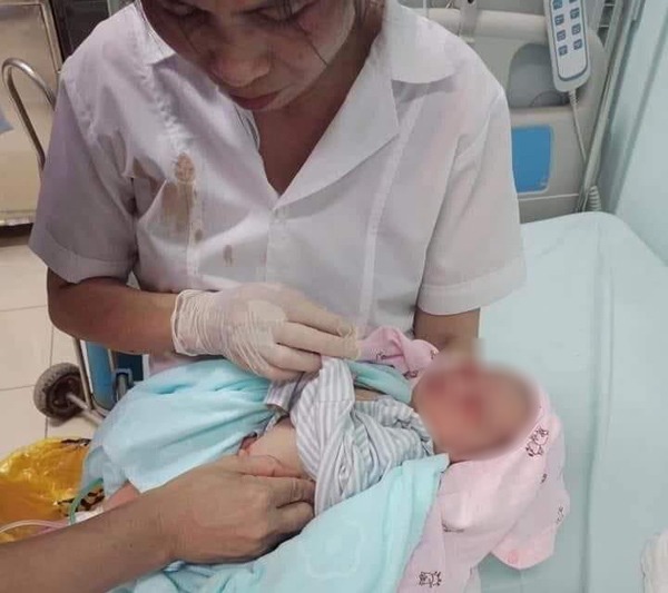 Bé trai may mắn sống sót sau 3 ngày không ăn uống.