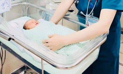 Hình ảnh mới nhất về bé trai sơ sinh bị bỏ rơi dưới hố ga 3 ngày giữa nắng nóng cao điểm ở Hà Nội