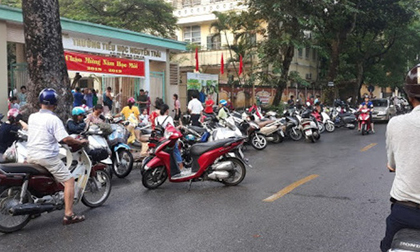 Hà Nội: Cảnh giác đối tượng lạ mặt đi xe máy lân la các cổng trường rủ học sinh lên xe máy