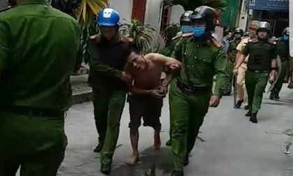 Khống chế kẻ “ngáo đá” 2 tay 2 dao gây náo loạn TP.Hải Dương