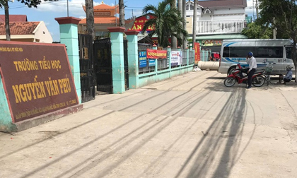 Học sinh bị cột điện lăn đè tử vong