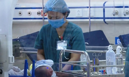 Sức khỏe của trẻ sơ sinh bị bỏ rơi dưới hố ga chuyển biến xấu, nhiễm trùng máu nặng