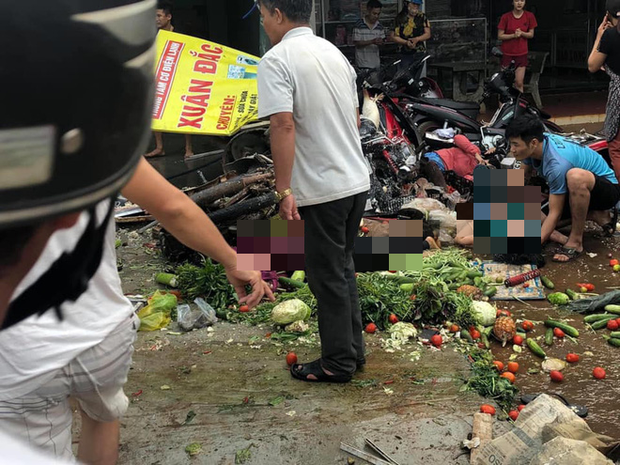 NÓNG: Kinh hoàng 2 xe tải đâm nhau rồi lao vào chợ ở Đắk Nông, gần 10 người bị thương nằm la liệt - 1