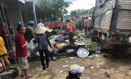 NÓNG: Kinh hoàng 2 xe tải đâm nhau rồi lao vào chợ ở Đắk Nông, gần 10 người bị thương nằm la liệt