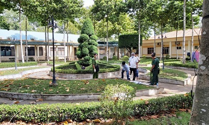 Phát hiện người đàn ông tử vong trong công viên bệnh viện, cổ có vết thương
