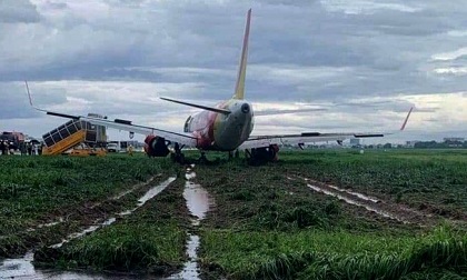 Máy bay lăn lệch đường băng, sân bay Tân Sơn Nhất tạm dừng hoạt động
