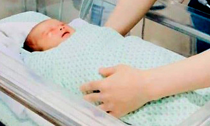 Bé sơ sinh bị bỏ rơi dưới hố ga ở Hà Nội suy đa tạng