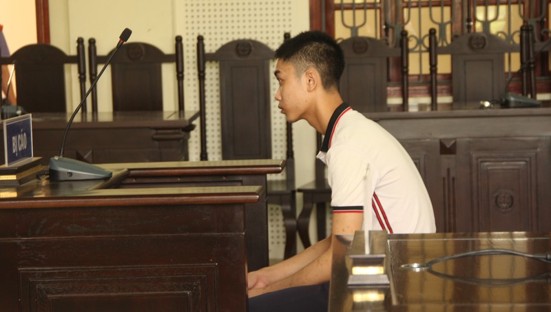 Bị đuổi đánh vì chối rượu, nam thanh niên rút dao đâm chết 2 người 