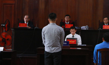 Phúc XO khai từng bị đánh gãy đốt sống lưng nên chỉ đạo nhân viên không ngăn cản khách sử dụng ma tuý