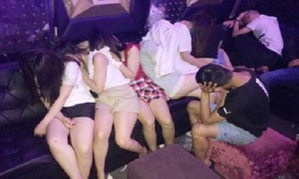 Gần 20 tiếp viên phê ma túy với khách trong quán karaoke ở Đồng Nai