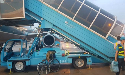 Nữ hành khách tử vong do ngã từ xe thang máy bay xuống đất ở sân bay Tân Sơn Nhất