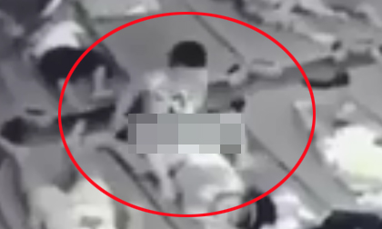 Lại thêm 1 vụ bé trai mầm non có hành động nhạy cảm với bé gái, người lớn xem xong clip choáng váng không tin vào mắt mình