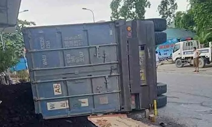 Hai mẹ con tử vong do xe đầu kéo đè