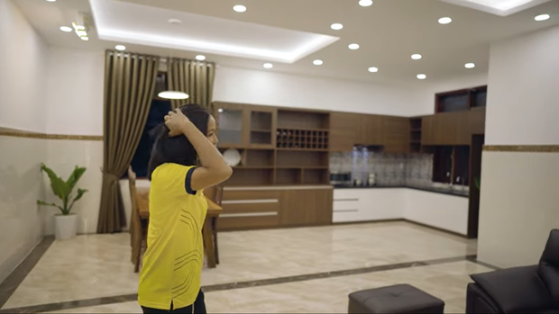 Thương mẹ phải bán dây chuyền xây nhà cấp 4, H’Hen Niê bỏ 2,5 tỷ sửa thành nhà cực đẹp - 1