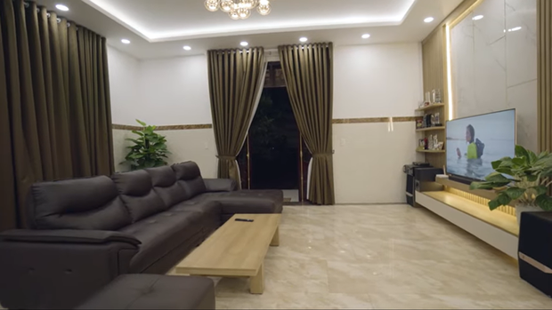 Thương mẹ phải bán dây chuyền xây nhà cấp 4, H’Hen Niê bỏ 2,5 tỷ sửa thành nhà cực đẹp - 2