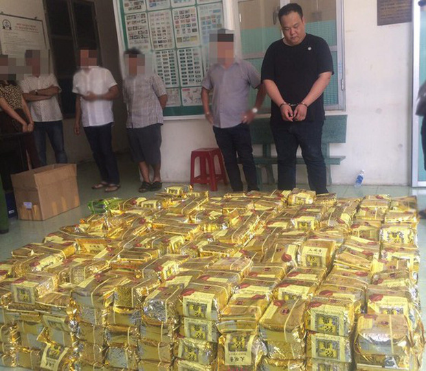 Hai người nước ngoài vận chuyển hơn 1 tấn ma tuý trên đường phố Sài Gòn