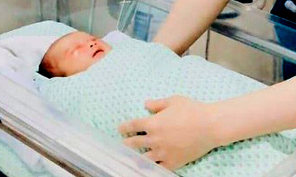 Bé sơ sinh bị bỏ rơi suốt 3 ngày dưới hố ga bị nhiễm trùng máu, kháng kháng sinh