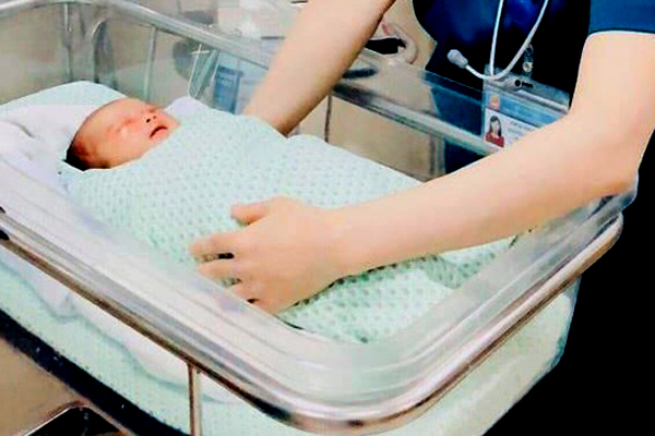 Bé sơ sinh bị bỏ rơi suốt 3 ngày dưới hố ga bị nhiễm trùng máu, kháng kháng sinh Bé sơ sinh bị bỏ rơi suốt 3 ngày dưới hố ga bị nhiễm trùng máu, kháng kháng sinh