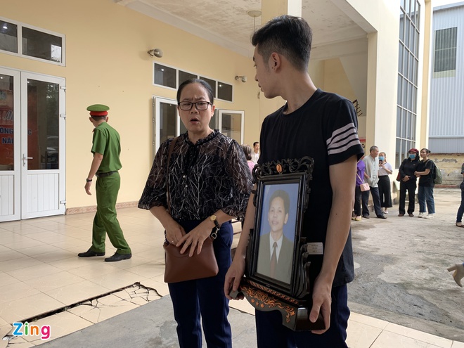 Đồng phạm dìu mẹ kẻ chủ mưu giấu xác người trong bê tông vào phòng xử