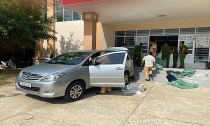Bắt giữ ô tô chở hơn 1.000 cây thuốc lá và ma túy đá