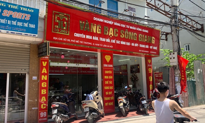 Kẻ cướp ở tiệm vàng đâm trọng thương một người truy đuổi