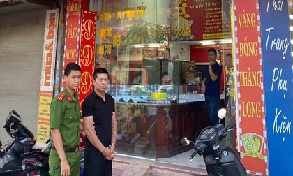 Nóng: Đã bắt được kẻ mặc áo sơ mi cướp tiệm vàng, đâm trọng thương nam thanh niên trong đêm