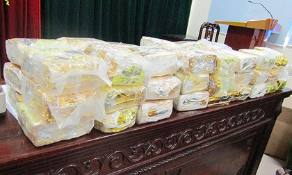 Ông trùm bỏ chạy khiến ô tô lật, 50kg ma túy văng ra đường