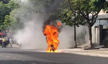 Xe máy bất ngờ bốc cháy ngùn ngụt khi đang lưu thông trên đường