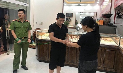 Cướp tiệm vàng, đâm trọng thương người truy đuổi: Nghi phạm đối diện mức án nào?