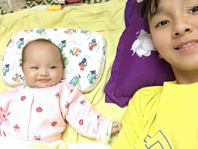 Bé chơi đùa ngoan ngoãn cùng anh chị (Ảnh NVCC)