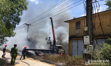 Xe cẩu bốc cháy cạnh trạm biến áp, tài xế tử vong tại chỗ