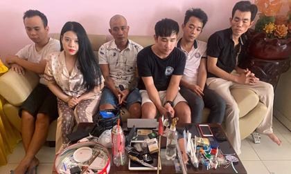 Hotgirl cùng 5 con nghiện khóa trái cửa, cố thủ cùng dao và ma túy