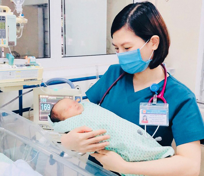 Nhìn lại 20 ngày kiên cường chiến đấu với tử thần của bé trai bị mẹ bỏ rơi dưới hố ga: Ngủ ngon con nhé, mọi đau đớn đã qua rồi!