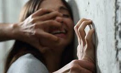 Gã hàng xóm nhiều lần hãm hiếp bé gái 10 tuổi rồi cho 2.000 đồng