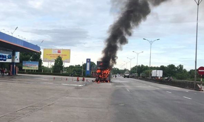 Đang đỗ ở cây xăng, xe đầu kéo bốc cháy dữ dội