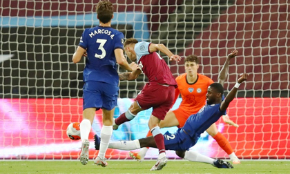 Chelsea lỡ cơ hội vào top 3 trong trận VAR gây tranh cãi